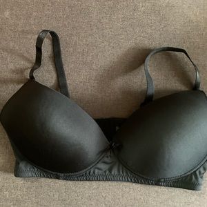 Black t-shirt bra, size 40 D, never worn.